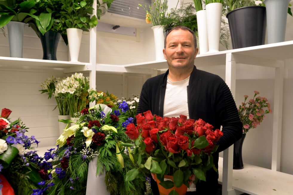 – Den nye blomsterbutikken i Lakselv åpner på fredag, og det feirer vi med kaffe, kaker og gode tilbud. Velkommen innom, bekrefter innehaver Kurt Peder Rasmussen.
 Foto: Sonja E  Andersen
