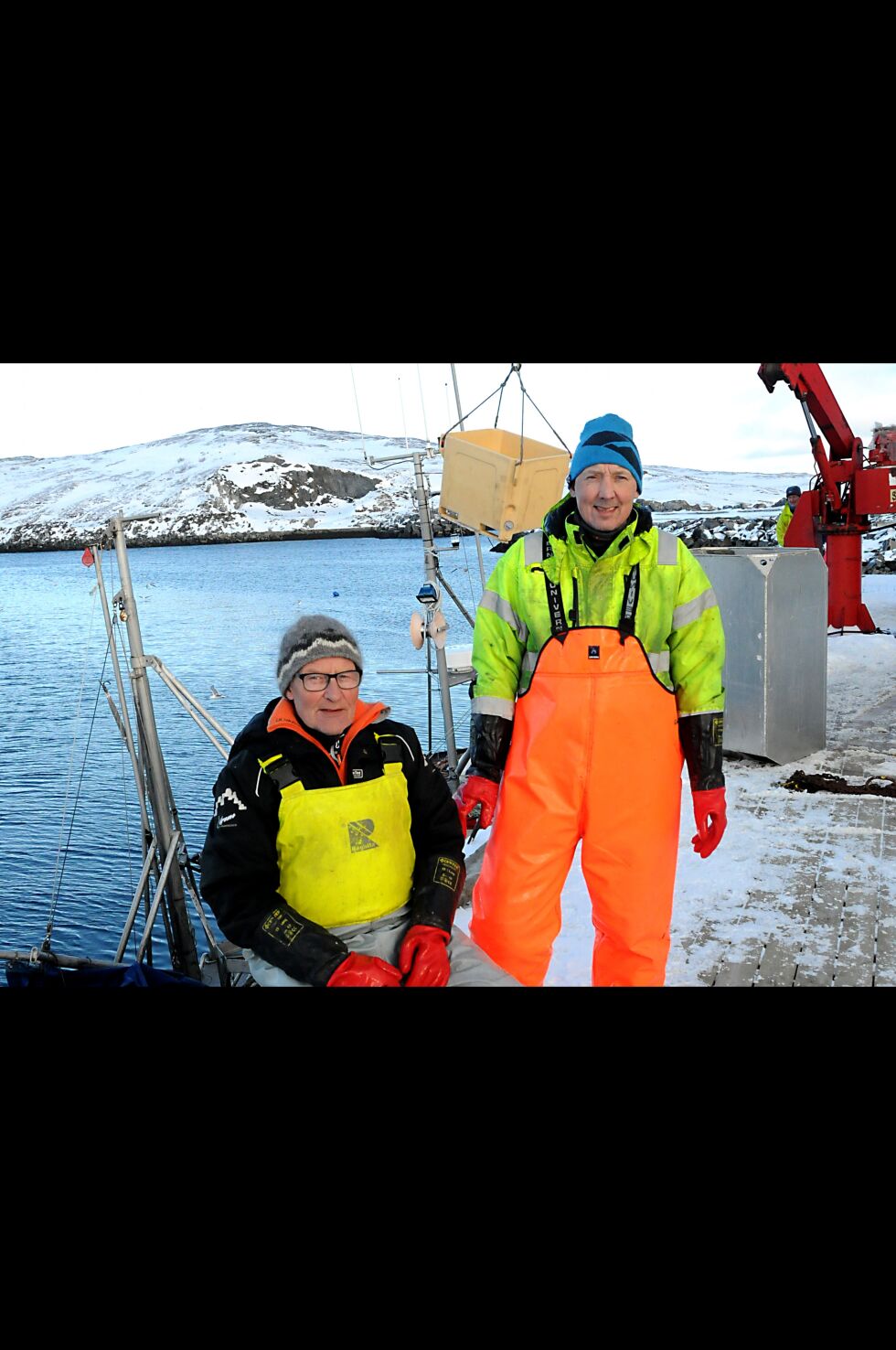 Leif Ingilæ (sittende) og sønnen Ken Gøran har ført tradisjonen videre med at sønnene har gått i fedrenes fotspor. Forgubbinga i fiskeryrket gjør at Leif allikevel er bekymret for fremtida for fiskeriene i Bugøynes. Foto: hallgeir henriksen