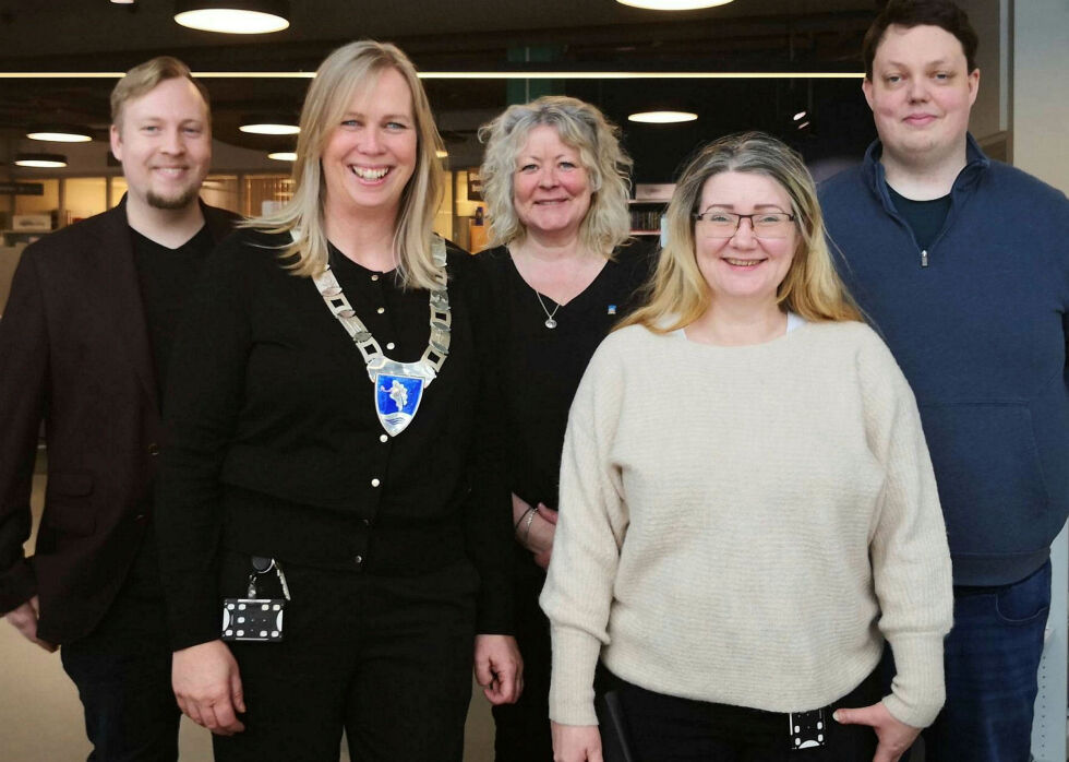 Ole Martin Bekke, Elin Gran Weggesrud, Beate H. Adolfsen, Stina Åmo og Magnus Viken på åpningen av kvænfolkets dag i hovedbiblioteket i Horten.
 Foto: Unni E. Huru/NKYO