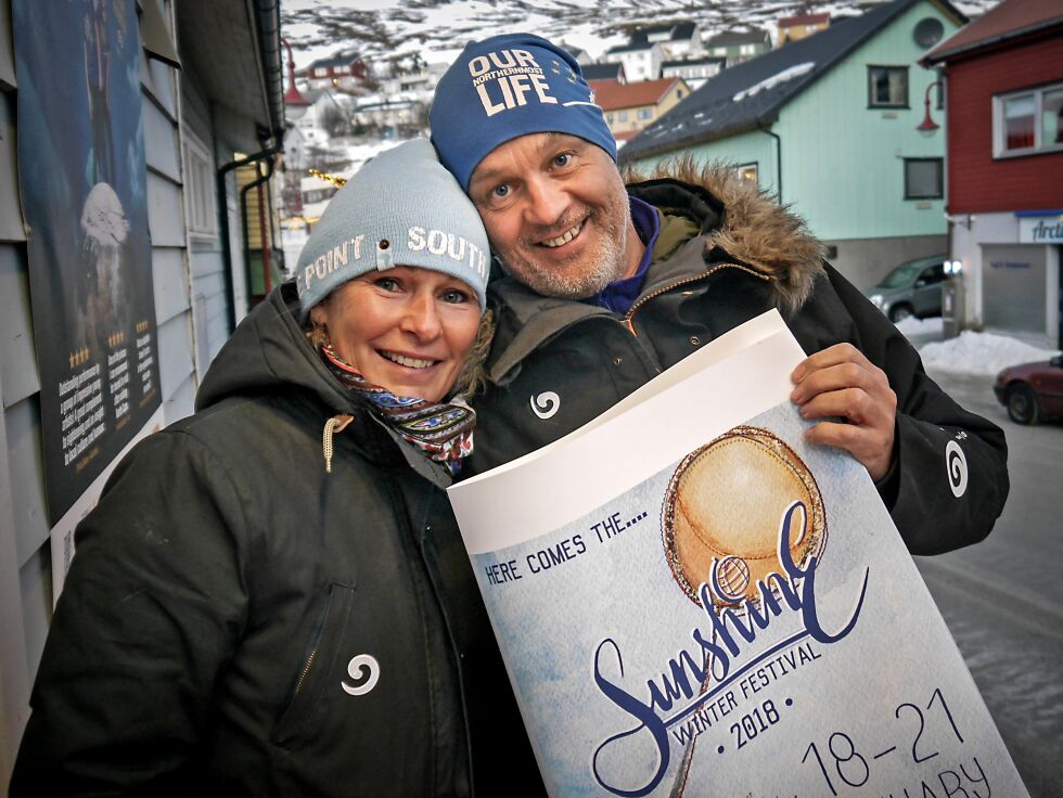 Birgit Lähdesmäki Johansen og Tore Fosse ved Perleporten kulturhus ønsker velkommen til festival for feiring av solas tilbakekomst.
 Foto: Geir Johansen