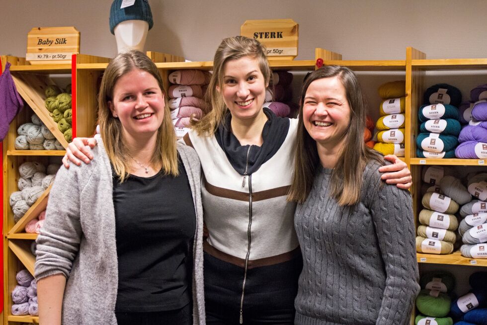 Marte Sjøbø Garnes fra Bergen, Lotta Mannila fra Sør i Finland, og Anna Melkeraen fra Haugesund. De blide damene stortrives på kurset, og alle tre har lært mye samisk i løpet av høsten.
 Foto: June Helén Bjørnback