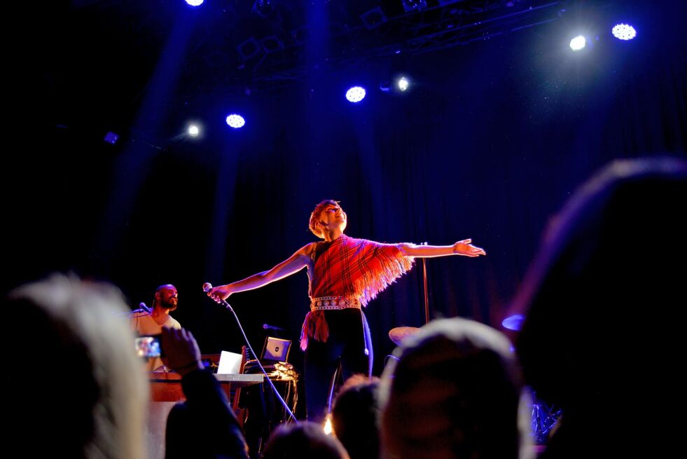Åpnet konserten:
ISÁK åpnet konserten på Rockefeller i Oslo. - Lihkku beivviin! Gratulerer med dagen alle sammen. Jeg håper alle har hatt en fin feiring. Jeg blir helt rørt, åpnet Isaksen.
 Foto: Hannah Persen