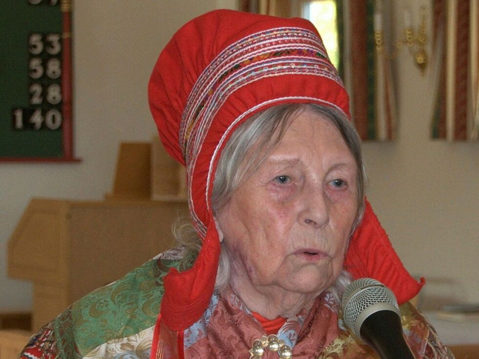 Inga Turi Hætta taler til sine gjester på 95-årsdagen i 2020.
 Foto: Lyngmo