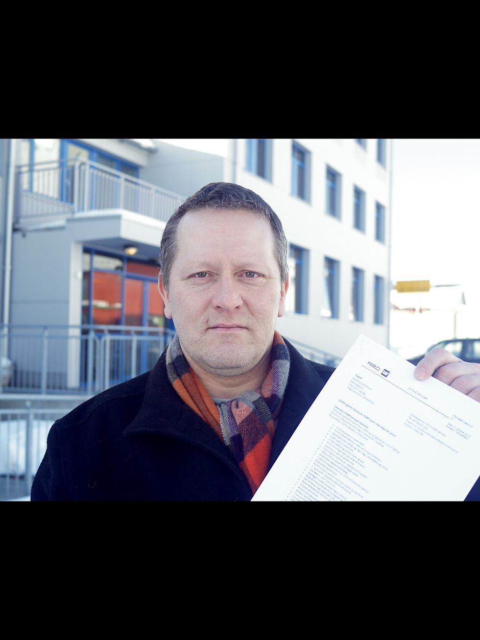 Tor Mikkola i Nordkapp Senterparti mener at rådmannen Raymond Robertsen i Nordkapp opptrer på en uholdbar måte; både overfor ansatte i kommunen og overfor politikerne. Her holder han frem dokumenter som han mener viser at kommuneadministrasjonen gikk til innkjøp av en hjullaster, i lang tid før kommunestyret gikk inn for at slikt kjøp skulle gjøres.
Foto: Geir Johansen