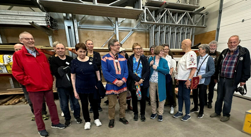 Fra venstre: Per Jernsletten, Robert Nilsen (skjult), Aslak M. Eira, Irma Nilsen, Osvald Grønmo, Ánte Mihkkal Gaup, Mai Britt Utsi, Inger Katrine Juuso, Torvald Tretteskog (skjult), Marit Olsen, Tone Norvang Øygard, Hildur G. Thomassen, Bente Imerslund, Kirsten Wirkola, John Geir Austvik og Olaf Ugland.
 Foto: Anders Henriksen