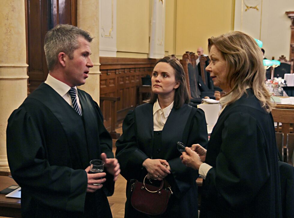 Advokatene Kristoffer Dons Brøndbo (fra venstre), Anja Jonassen og Kristin Bjella, i tillegg til Frode Innjord, koster FeFo i underkant av 8 millioner kroner i forbindelse med høyesterettsbehandlingen.
 Foto: Torbjørn Ittelin