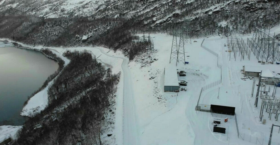 Dronefoto av den nybygde trafostasjonen ved Straumvatnet i Sørfold kommune i Nordland. Den nye flyttleia må gå et sted langs vannet til venstre i bildet.
 Foto: Hålogaland lagmannsrett