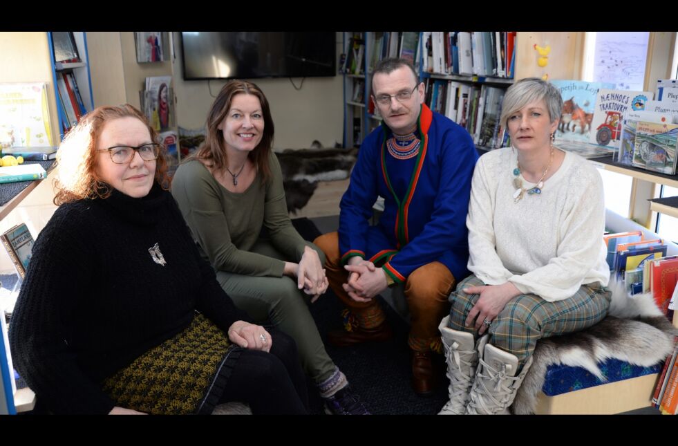 De forbereder siste tur, men håper på redning. De tre ansatte på bok- og kulturbussen Gærjah, Petra Wognild, Bjørn Erik Kvannli og Marianne Kappfjell, har fått den dårlige nyheten. Nummer to fra venstre er Sølvi Riise ved Nordland fylkesbibliotek, hvor bokbussen er organisasjonsmessig tilknyttet.
 Foto: Steinar Solaas