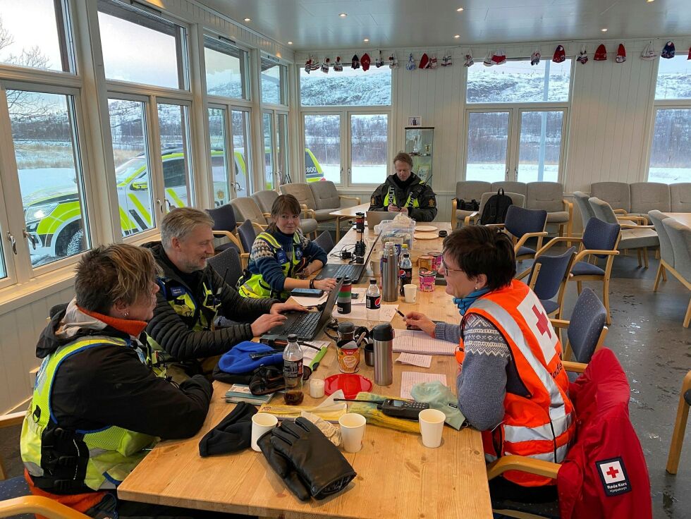 Her ser vi hovedkvarteret for leteaksjonen i KOS-hytta mens leteaksjonen pågikk. Fra venstre ser vi Tone Bjerknes, Morten Kvammen og Camilla Jakola fra Norske redningshunder og Judith Fjeldberg fra Røde Kors til høyre. Bak ser vi innsatsleder Thomas Pettersen fra politiet.
 Foto: Hallgeir Henriksen