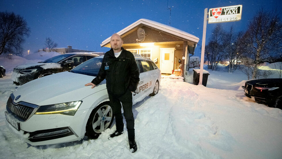 Jens Kåre Trøen, drosjeeier hos Lakselv Taxi, sier at det er et problem at det ikke brøytes om natten og håper at dette vil endre seg.
 Foto: Cecilie Bergan Stuedal