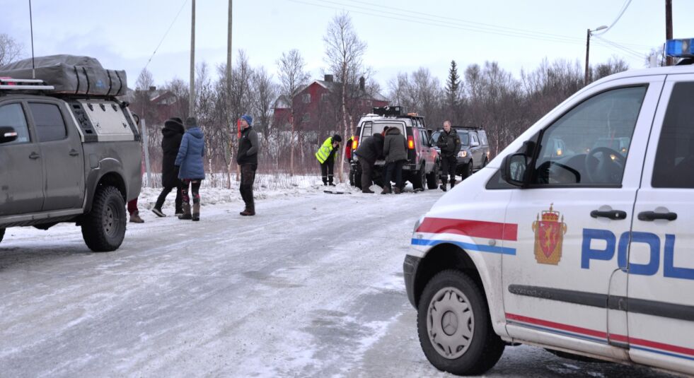 Det ble noe trangt ved Brennelv bru da en av de 11 bilene i et polsk reisefølge ikke klarte svingen i bakken før brua på tur til Lakselv mandag.
 Foto: Sonja E. Andersen