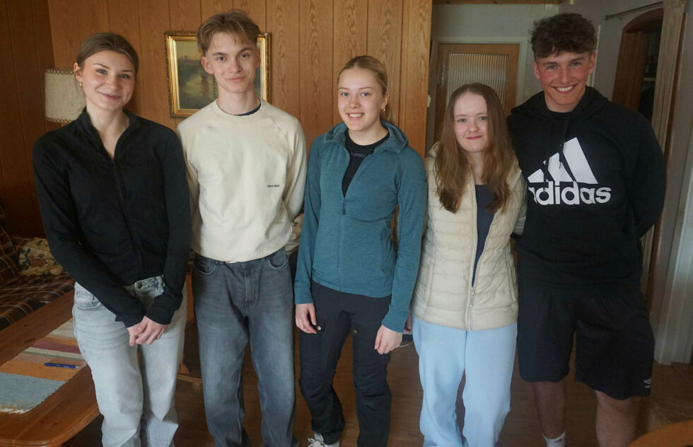 Her er fem av de som skal være rødruss neste år; og som gjerne påtar seg forskjellige arbeidsoppdrag for folk. Fra venstre Liya Gabrielle Miranda, Emil Olsen Gaare, Emma Hermine Olsen, Rebecca Skogvoll Jensen og Mikail Jensen Araci.
 Foto: Geir Johansen