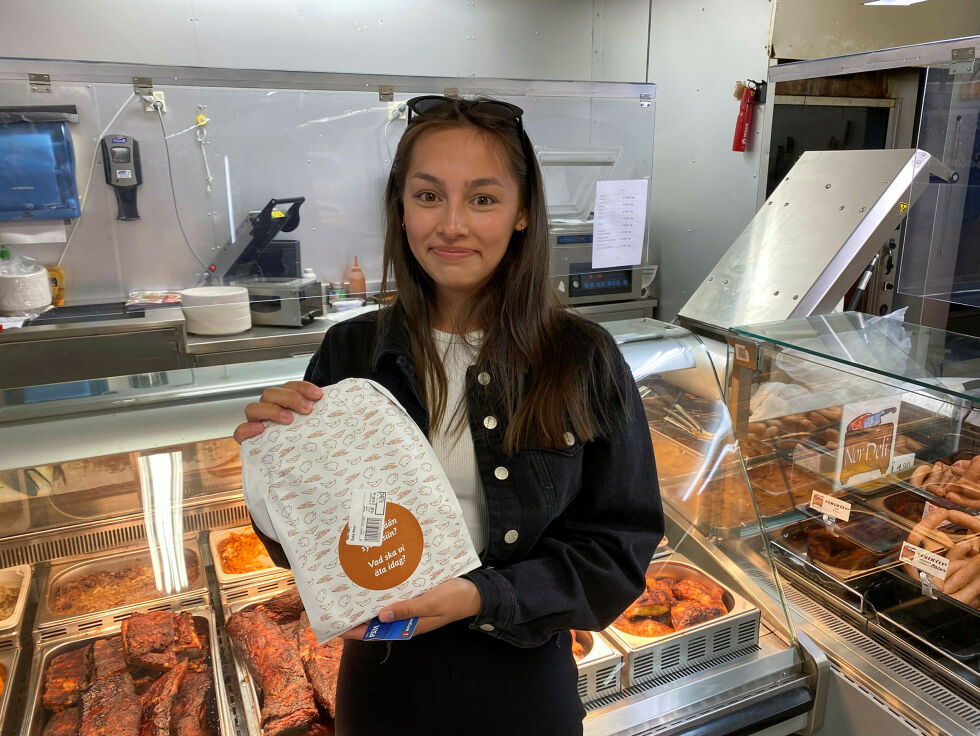 Hilde Danielsen fra Kirkenes kjører gjerne to, tre ganger i uka for å handle veimat og annet snadder i Njäuddâm. I dag ble lasagne hennes bidrag til omsetninga.
 Foto: Hallgeir Henriksen