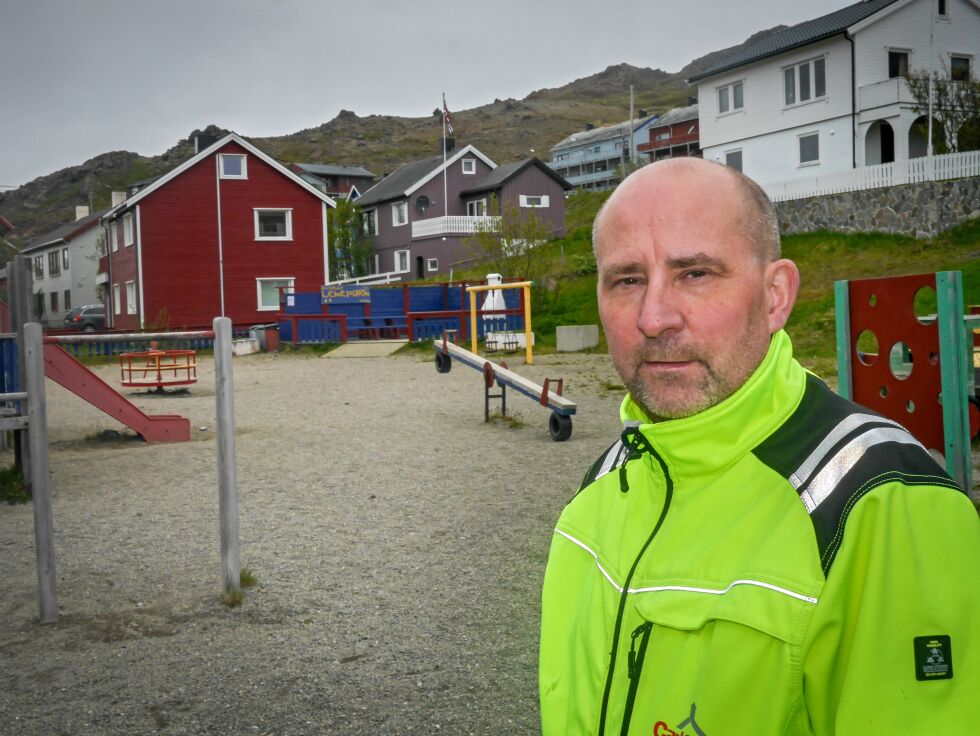 Odd Erling Vollan tar gjerne i et tak for å ruste opp Storbukt lekeplass. Han mener Nordkapp kommune i alt for liten grad har prioritert barna og deres leketilbud.
 Foto: Geir Johansen