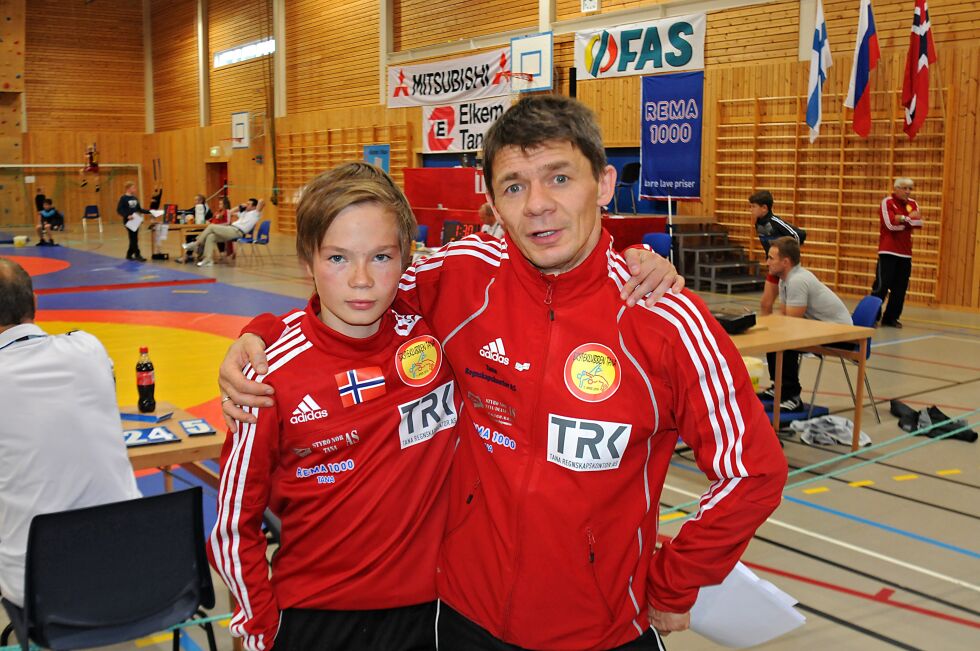 Artor Hagerup tok gull i et større stevne i Murmansk i Russland i helga. Her sammen med trener Frode Gundersen .
 Foto: Tom Hardy (arkiv)