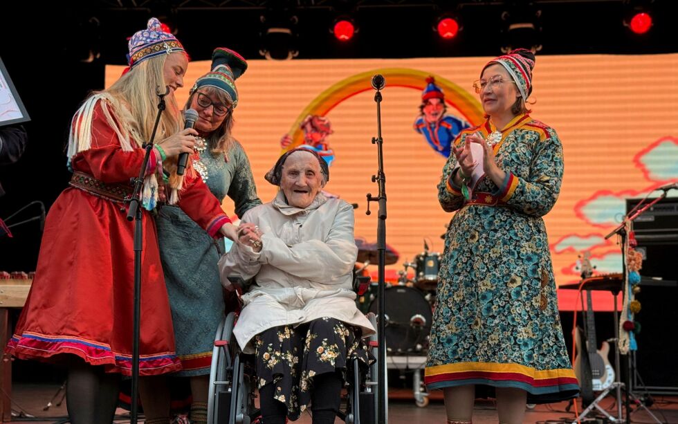 Under åpningen av Riddu Riđđu gjorde festivalleder for Riddu Riđđu, Sajje Solbakk, styreleder for Riddu Riđđu, Bente Ovedie Skogvang, samt Camilla Brattland ved Senter for nordlige folk, det kjent at det var Oliva Nilsen (98 år) som var årets vinner av Buošši-prisen.
 Foto: Elin M. Wersland