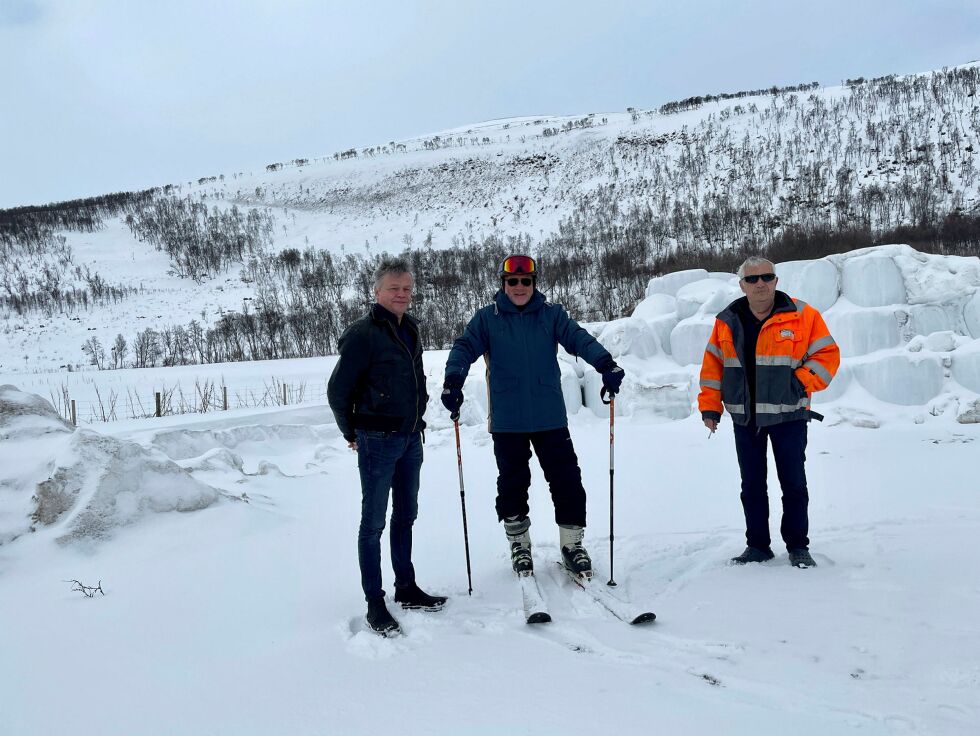 Fred John­sen, Bør­re Stei­nar Bør­re­sen og Arne Pet­ter­sen er brenn­sik­re på at et al­pin­an­legg i fjell­et bak dem på bil­det vil kun­ne gi et skik­ke­lig godt løft.
 Foto: Birgitte Wisur Olsen