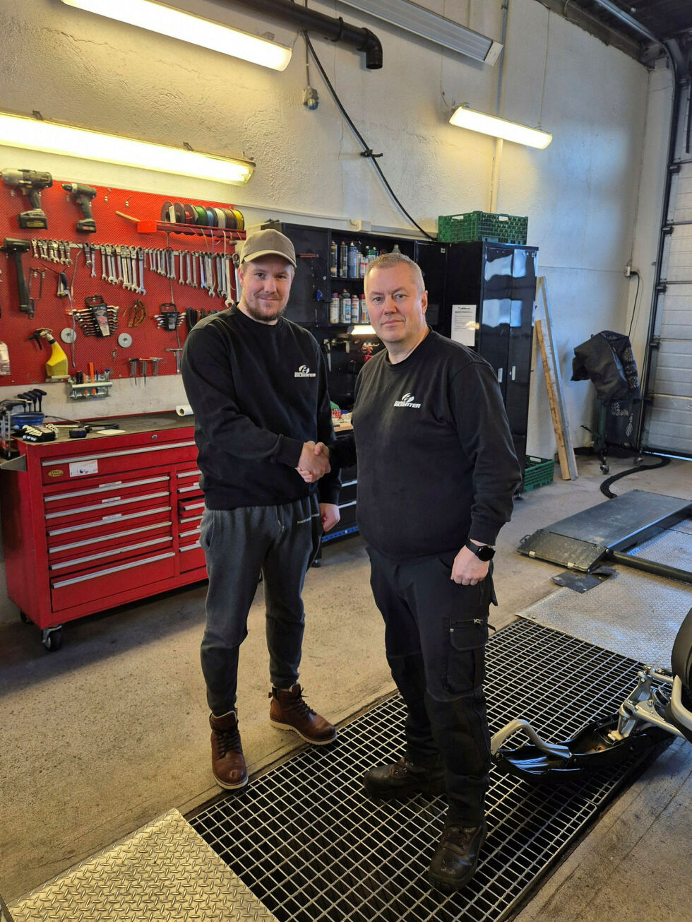 Fornøyd daglig leder Ronald Wærnes (til venstre), med teknisk leder Martin Jægervand. Nå er bedriften godkjent som «verksted», noe som betyr langt flere tilbud.
 Foto: privat
