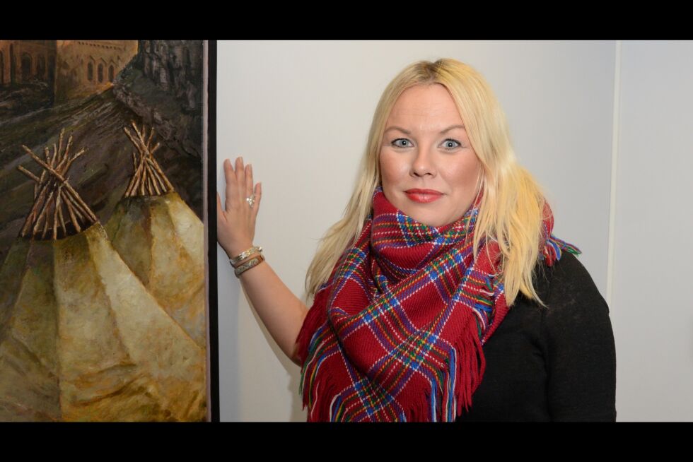 Norges nasjonale institusjon for menneskerettigheter har ei avdeling i Kautokeino, tidligere Gáldu, under ledelse av fagdirektør Laila Susanne Vars. Det er hun som er kontaktperson for konsultasjonsgjennomgangen. Vars er tidligere sametingsrepresentant for Árja, og kjenner konsultasjonsprosedyrene godt som tidligere visepresident på Sametinget.
Foto: Steinar Solaas