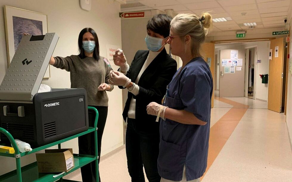 Si­den hel­se­søs­ter Mo­ni­ka In­ger­øi­nen Han­sen (til venst­re), vak­si­ne­ko­or­di­na­tor Kjers­tin Møl­le­bak­ken og sy­ke­plei­er Vir­pi Pyrajärvi mot­tok de før­s­te vak­si­ne­ne på Wes­sel­borg­en, er det satt 1.400 vak­si­ner.
 Foto: Sør-Varanger kommune