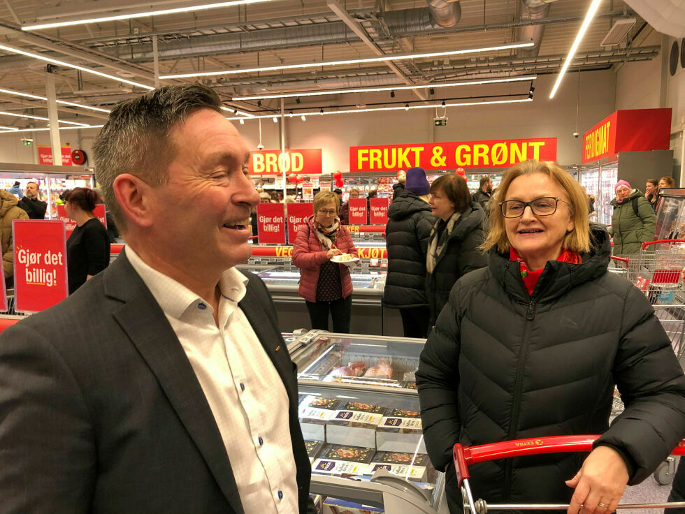 Daglig leder, Gudrun Eriksen Lindi ved Kárenaš språk- og kultursenter etterlyser også de store skiltene, blikkfangerne, på samisk. Direktør Alsén erkjenner at man kanskje ikke hadde tenkt på det under planleggingen.
 Foto: Stein Torger Svala