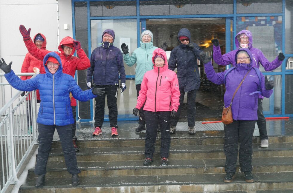Til tross for stiv kuling fra nordøst og snefokk samlet de seg for å gå senoritatur i Honningsvåg mandag 11. mai. Bak fra venstre Else May Altmann, Randi Elisabeth Holm Lønner, Sigrunn Ulvatne. May Larsen, Else Marie Floer og Wenche Andersen. Foran fra venstre Herdis Elise Uttakleiv, Brith May Eriksen og Sidsel Iris Olsen. Alle foto: Geir Johansen