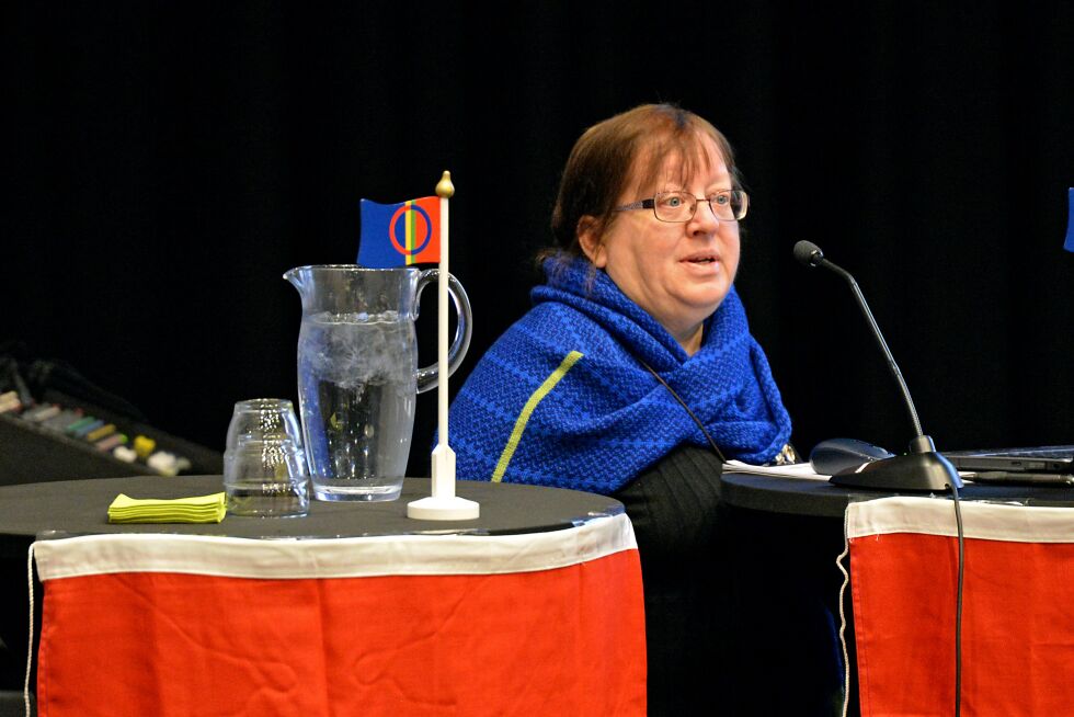 Leder i Samenes Folkeforbund, Liv Slettl, snakket om mobbing og diskriminering.
 Foto: Steinar Solaas