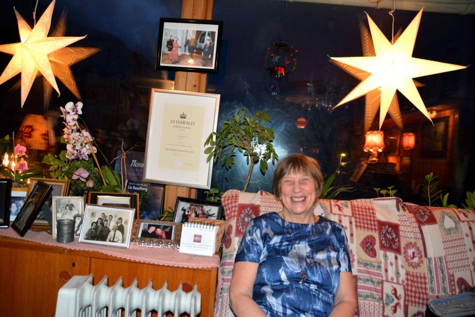Her sitter Liv Rundberg ved siden av diplomet hun har fått av kong Harald. På bildet ovenfor hilser hun på kongen. Liv fikk kongens fortjenstmedalje i 2011 for sin innsats for kulturlivet i Kåfjord.
 Foto: Elin Margrethe Wersland