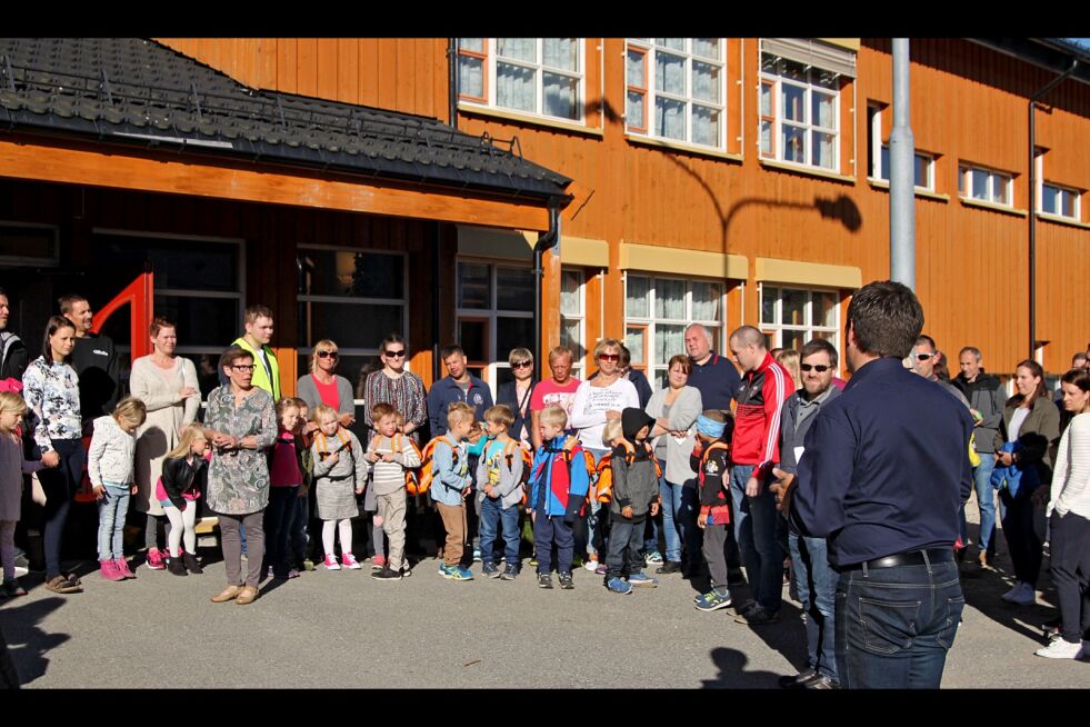 44 førsteklassinger møtte opp til skolestart ved Lakselv barneskole på torsdag.  Det er det største kullet på mange år, kan rektor Knut Johnny Johnsen fortelle til Ságat.
 Foto: Lakselv barneskole