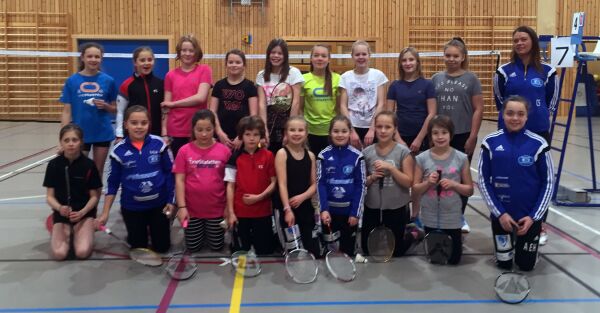 Stor jentesamling i badminton