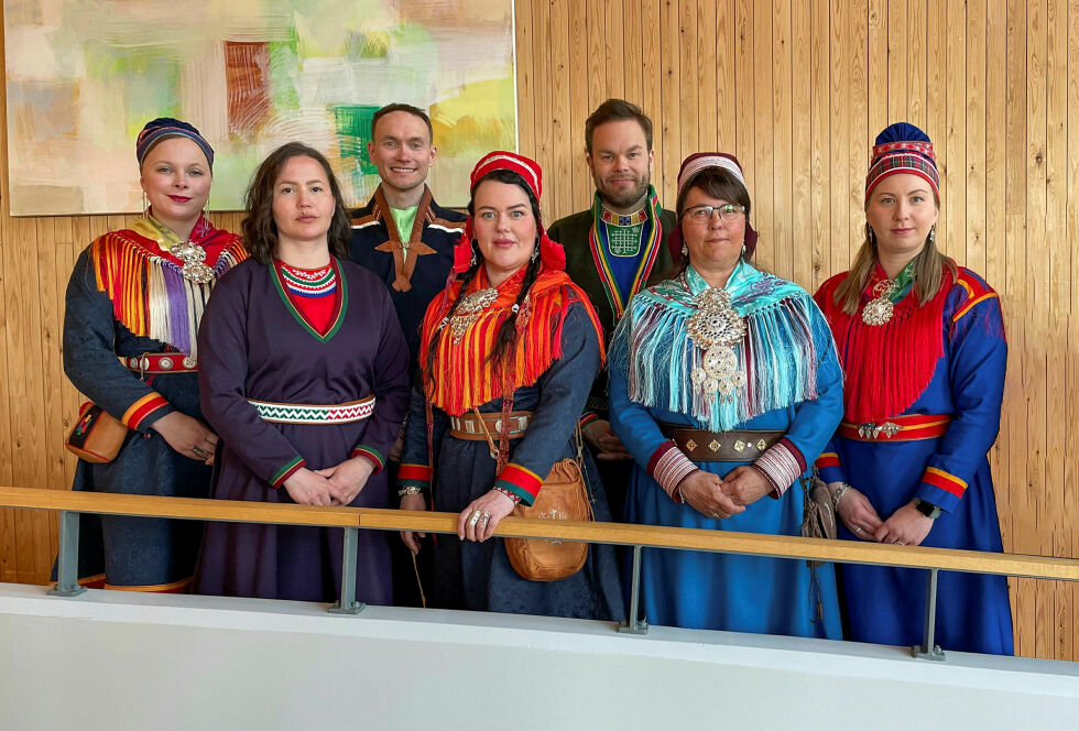 Sametingsrådet og politiske rådgivere: Sandra Márjá West, Maja Kristine Jåma, Runar Myrnes Balto, Silje Karine Muotka, Mikkel Eskil Mikkelsen, Berit Marie P. E. Eira og Anne Henriette Nilut. Etter at dette bildet ble knipset, har også Nils Ante Eira blitt ansatt som politisk rådgiver.
 Foto: Máret Inger A. Anti, Sametinge