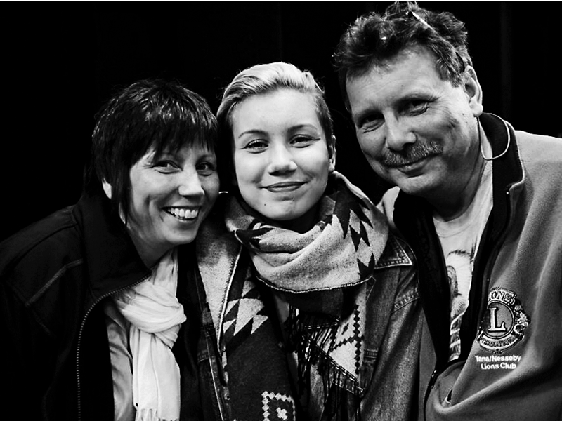 Ella Marie Hætta Isaksen kommer fra en engasjert familie. Her sammen mor og far
 Foto: Foto: Bernhard Hienerwadel