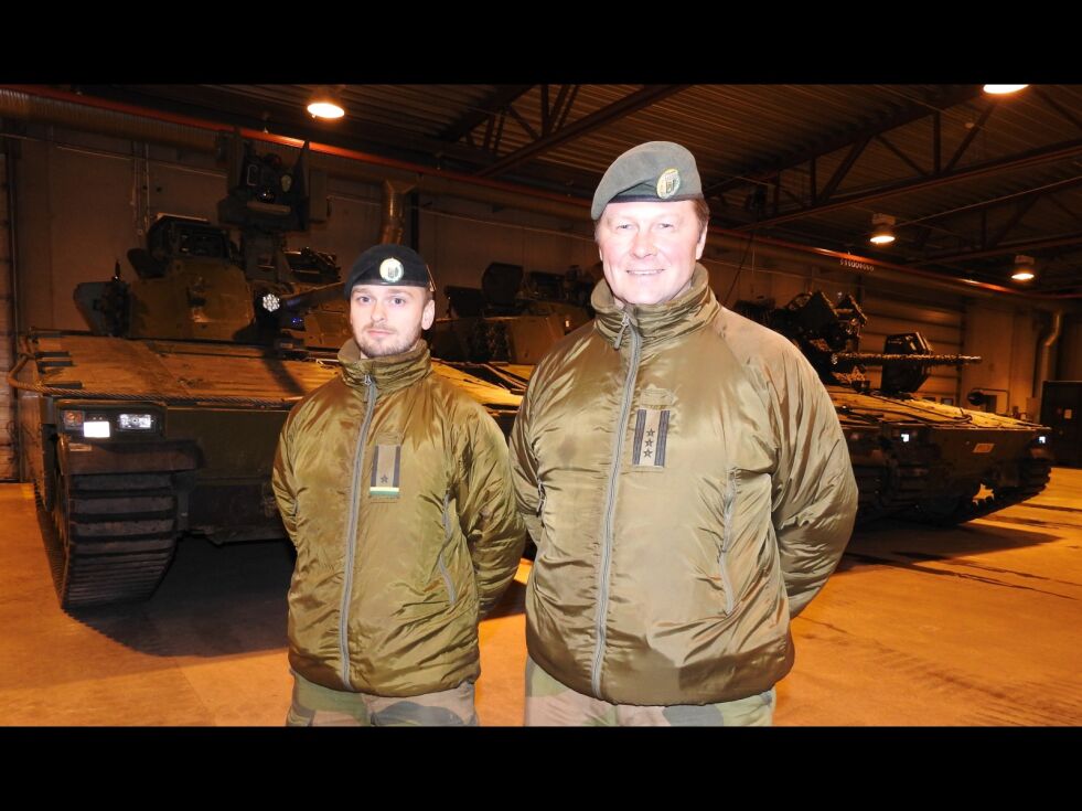 Eskadronsjef, major Halvard Horn, og prosjektoffiser for Finnmark Landforsvar, oberst Jørn Erik Berntsen, forteller at mye materiell og størsteparten av kampkjøretøyene er på plass på Garnisonen i Porsanger (GP). Nå venter de bare på soldatene, og gleder seg stort til de kommer i 2019.
 Foto: Kristin Marie Ericsson