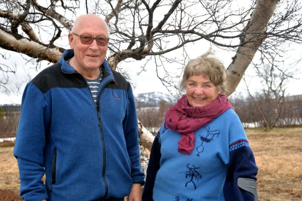 På vegne av Porsanger norsk-finsk forening oppfordrer Sigmund Sarre og Maija Hoikka de ansvarlige om å videreføre bokbussen i den form den har i dag, for bussen er en svært viktig bærer av den tradisjonelle flerkulturen i sitt virkeområde.
 Foto: Sonja E. Andersen