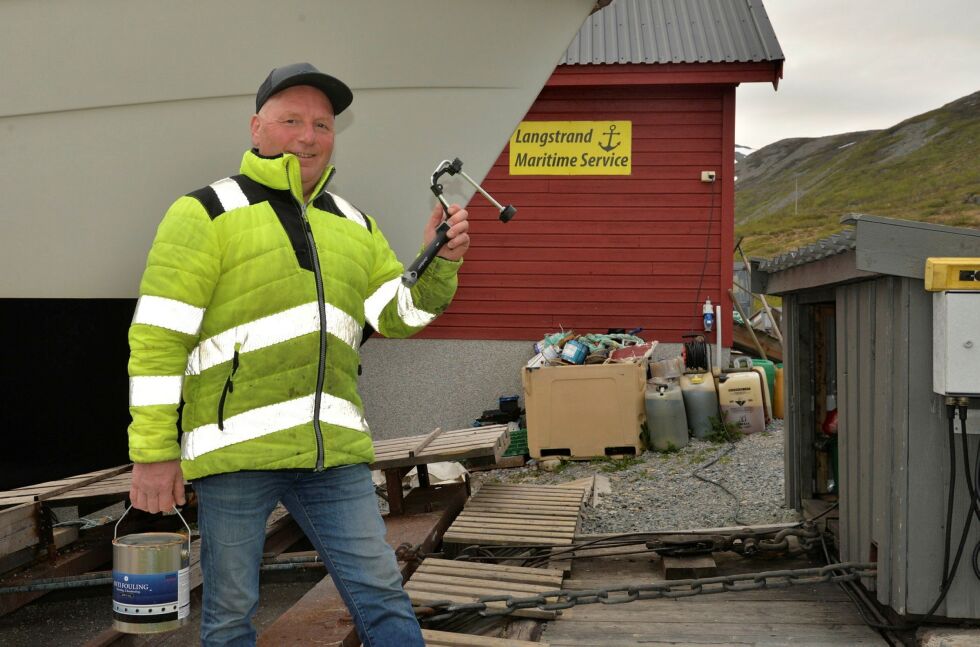 Til tross for manglende telefondekning og rasert rutebåttilbud, har Jan Harald Lorentsen klart å holde slippen på Langstrand i drift.
 Foto: Sonja E. Andersen