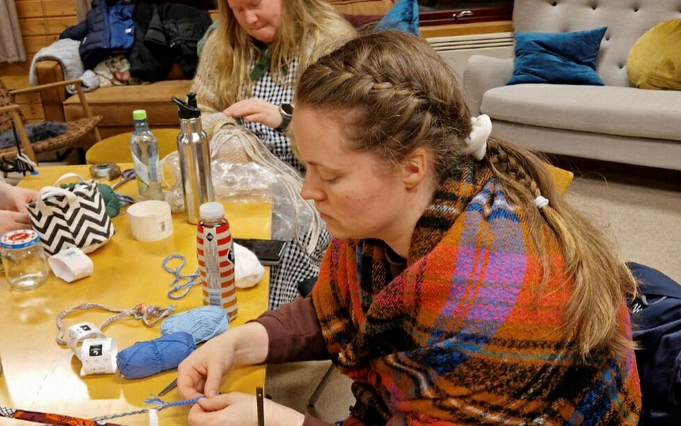 Siri Carsten arbeider ivrig med knutene.
 Foto: Hill Haga