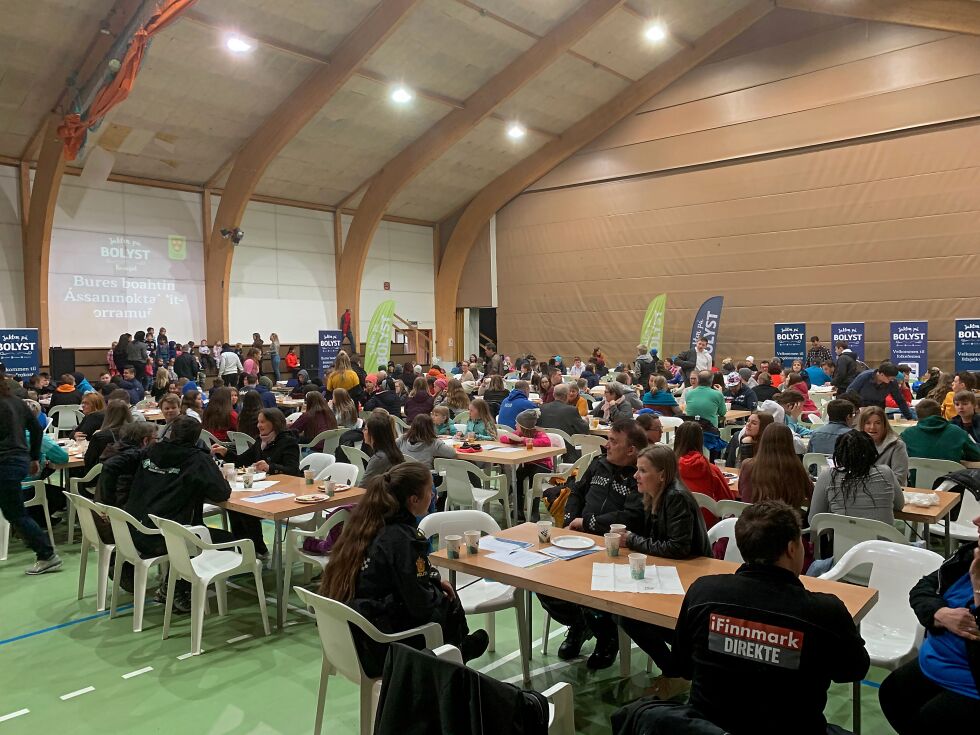 717 personer spiste frokost på Karasjok idrettshall mandag morgen. Bolystuken i Karasjok har det fulleste programmet noensinne, ifølge Aleksander Johansen fra Finnmark fotballkrets.
 Foto: Roger Finjord