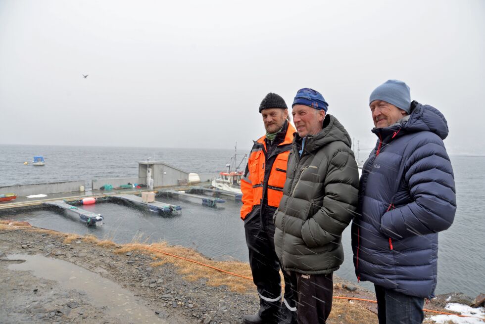 Porsangerfiskerne Bernt Wihelmsen (fra venstre), Roald Wilhelmsen og Einar Olsen håper de i sin virketid får dra nytte av moloen fiskerne i området har kjempet for i 56 år.
 Foto: Sonja E Andersen