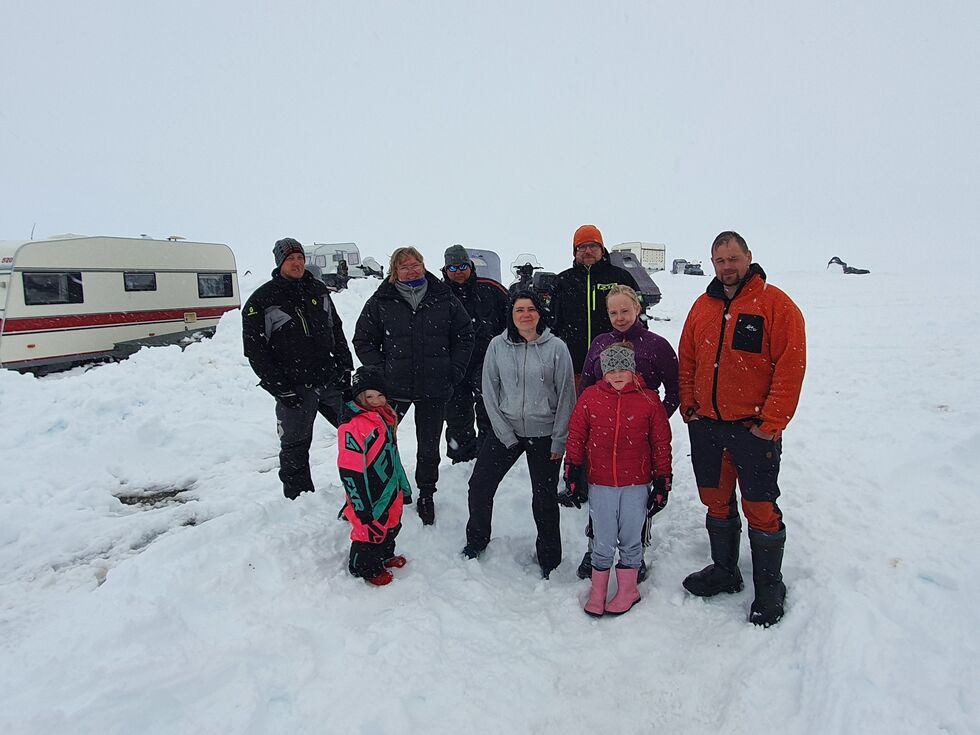 De ønsker alle forlenget skutersesong inn Storelvløypa på Ifjordfjellet i Tana. Fra venstre bak: Krister Kristiansen, Aase Merethe Aronsen, Jan Rune Johansen, Christian Elverum. Fra venstre foran: Tia Caroline Aune, Katrine Siri, Aurora Isabell Johansen og Gro Anita Johansen og Inge Olsen, alle Tana.
 Foto: Tom Hardy