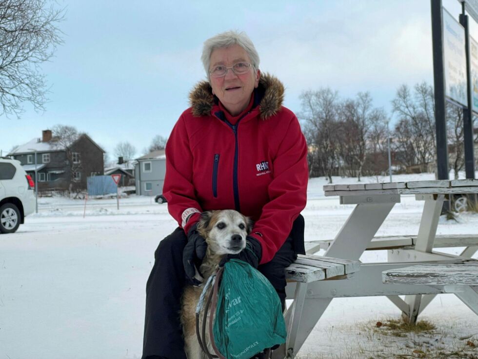 Knøtte og Ranveig Strifeldt er klar til å fortsette turen. Lakselv sentrum er full av flygesøppel, som de to tar seg av.
 Foto: Hannah Persen