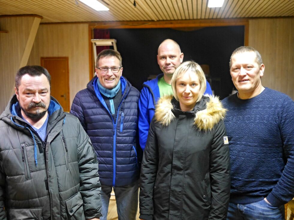 Interimsstyret i Nordkapp Senterparti sa seg veldig godt fornøyd med møtet i Gjesvær. Fra venstre Lars Eirik Isaksen, Knut Lamøy, Torgrim Helgesen, Bjørg S. Pettersen og Tor H. Mikkola.
 Foto: Geir Johansen