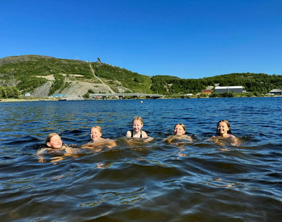 Mia Derås-Berg, Ida Bøgeberg Mathisen, Isabel Dørmænen Eilertsen, Alva Børresen Beddari og Micha Sovanna Jerijærvi nyter sommerdagene i vannet.
 Foto: Birgitte Wisur Olsen