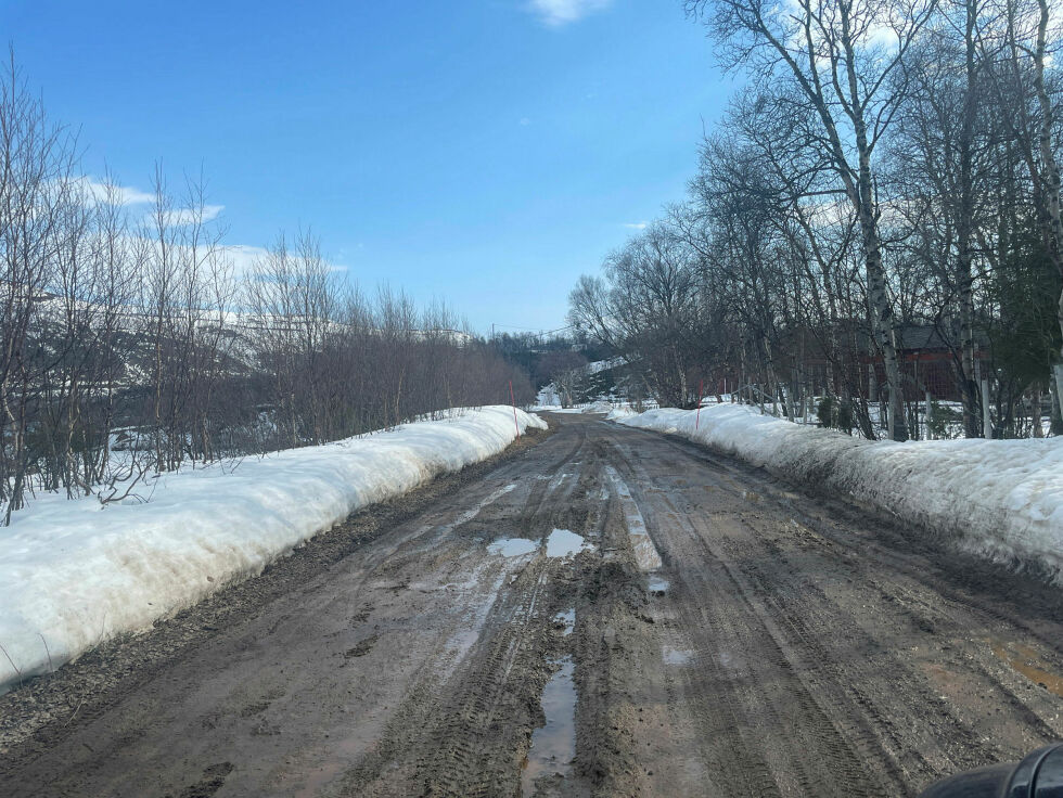 – Kom­mu­nen er inn­om en gang i året og skra­per litt, og da er det bed­re bare frem til nes­te regn­vær, mener Gunnar Harjo som bruker Nordnesveien daglig.
 Foto: Birgitte Wisur Olsen