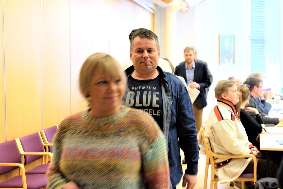Her marsjerte de ut av salen, anført av Ellen Kristina Saba og Mikkel Isak Eira.
 Foto: Bjørn Hildonen