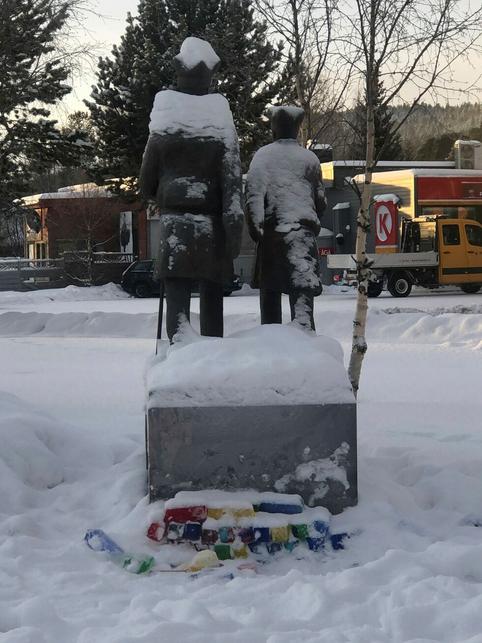 Noen likte åpenbart ikke den vesle markeringen som klasse 4a har laget ved foten av polarhelt-monumentet i Karasjok.
 Foto: STEIN TORGER SVALA