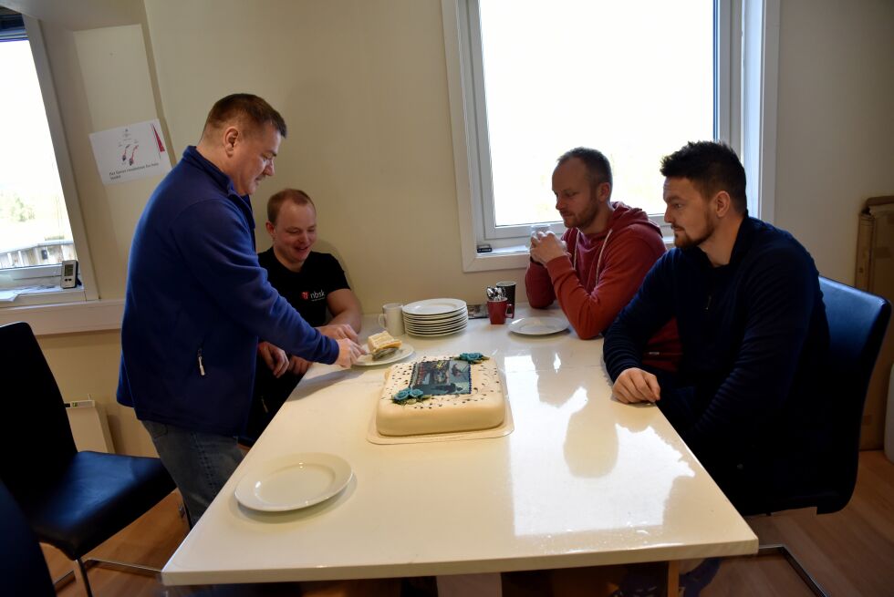 Brannsjef Roy Johannessen fikk æren av å dele opp kaka, mens Jim Wiggo Saasen, Egil Liberg og Sindre Masternes spent venter på sitt stykke av «tabbekaka».
 Foto: Bjørn Arne Johansen