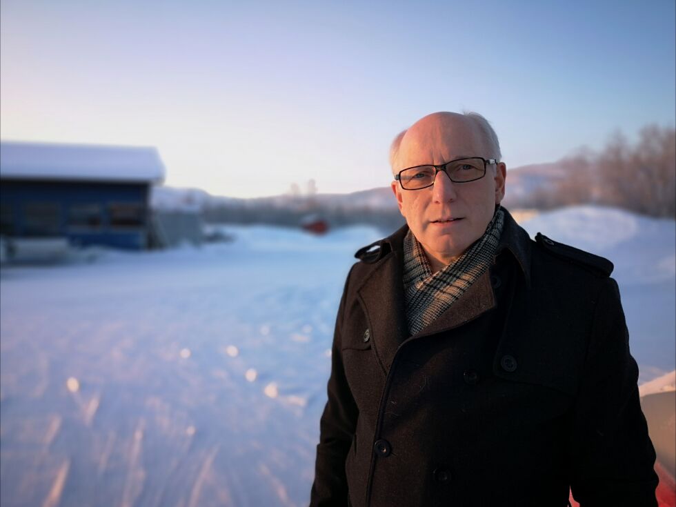 Harald Gaski forteller historien bak en av de joikene man får høre om man gjester Miljøbygget og teaterforestillingen "Juoiggas" tirsdag.
 Foto: Erik Brenli