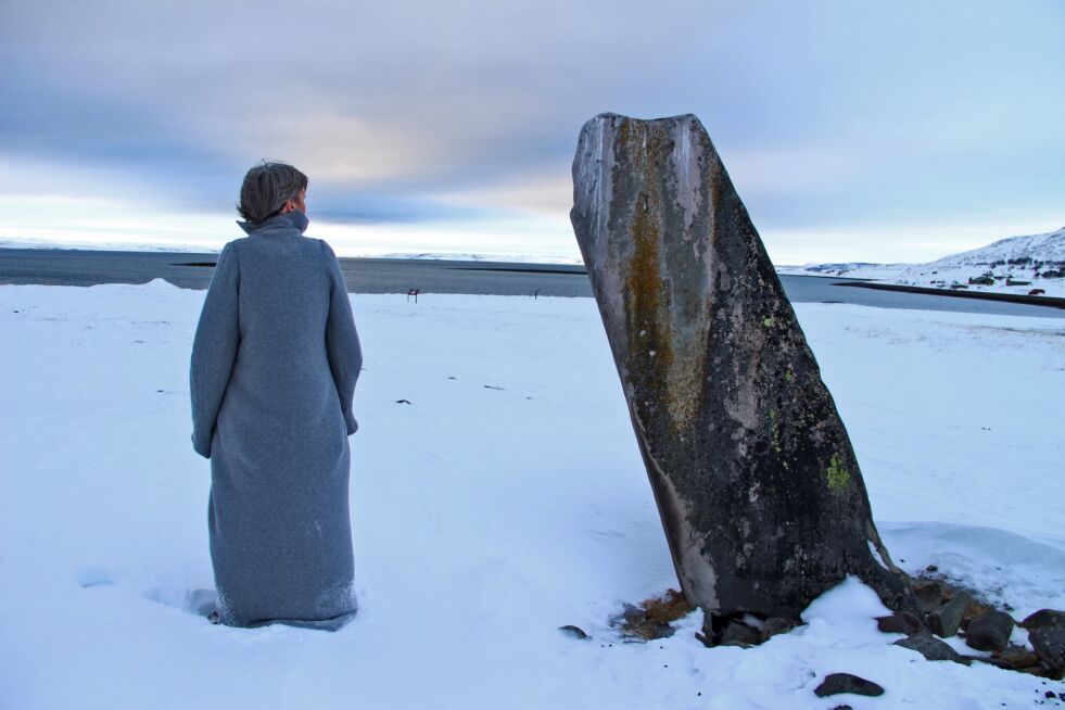 Tanja Thorjussen inviterer til performance ved Transteinen i Nesseby lørdag.
 Foto:  Rannveig Mietinen