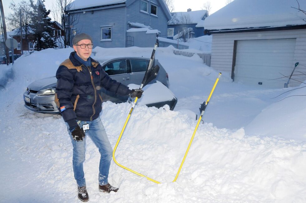 – Denne brøytinga er utført så ille at den ikke kan kalles for annet enn ren hærverksbrøyting, sier Eilif Boine og viser frem en ødelagt sneskufle og søppeldunker, som er flyttet mange meter.
 Foto: Halllgeir Henriksen