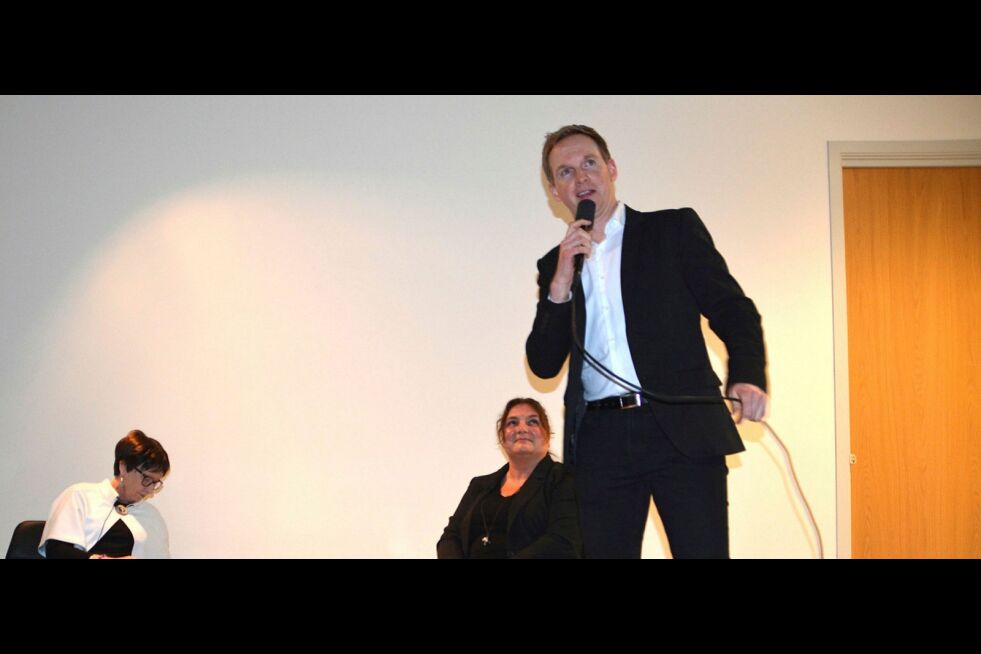 Direktør Jérémie McGowan ga samiske kunstnere en scene på Nordnorsk kunstmuseum. Her er han sammen med kunstner Rose-Marie Huuva og kunstviter Irene Snarby under en kunstnersamtale.